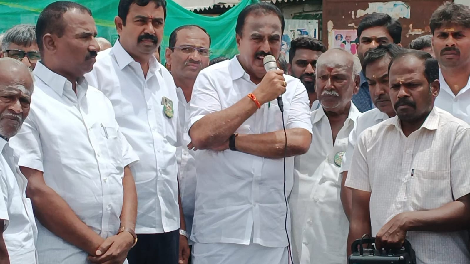 டாஸ்மாக் கடைக்கு எதிர்ப்பு தெரிவித்து பெண்கள் நடத்திய போராட்டத்தில் எம்எல்ஏ பங்கேற்பு !