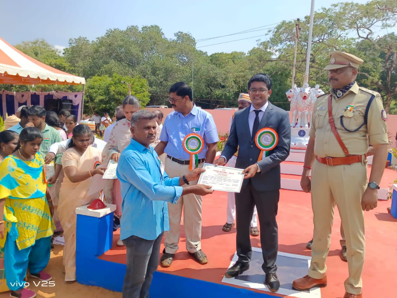 காவல்துறை சிறப்பு ஆய்வாளரின் தன்னலமற்ற சேவைக்காக, மாவட்ட ஆட்சியர் பாராட்டுச் சான்றிதழ் !