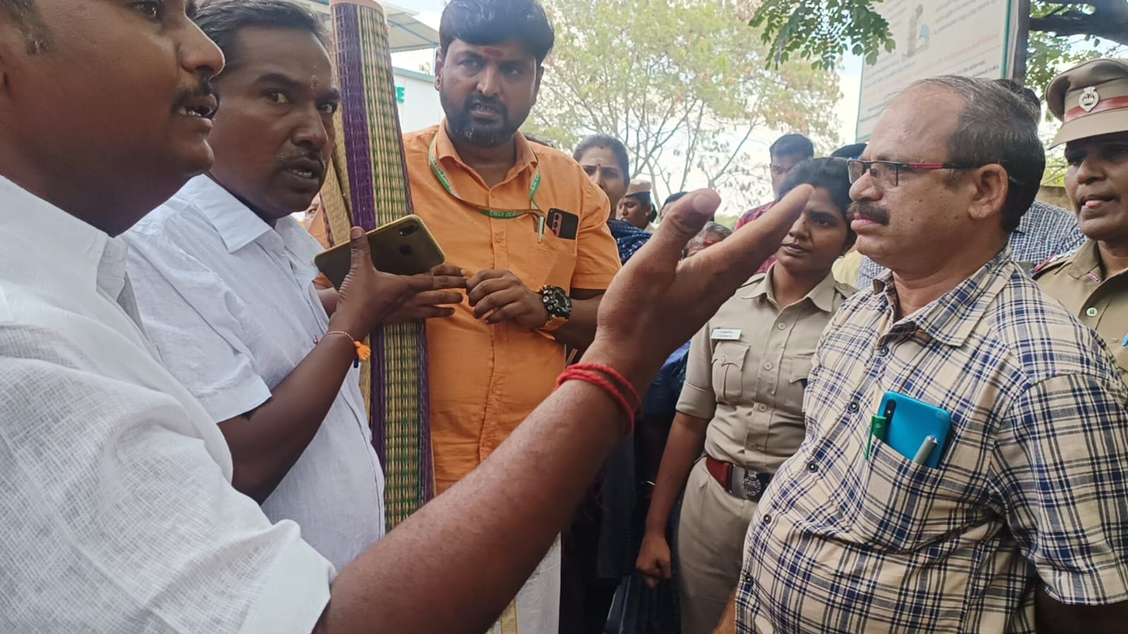 அதிகாரம் இல்லாத அதிகாரியிடம் பேச்சுவார்த்தையா ? பொதுமக்கள் கொந்தளிப்பு