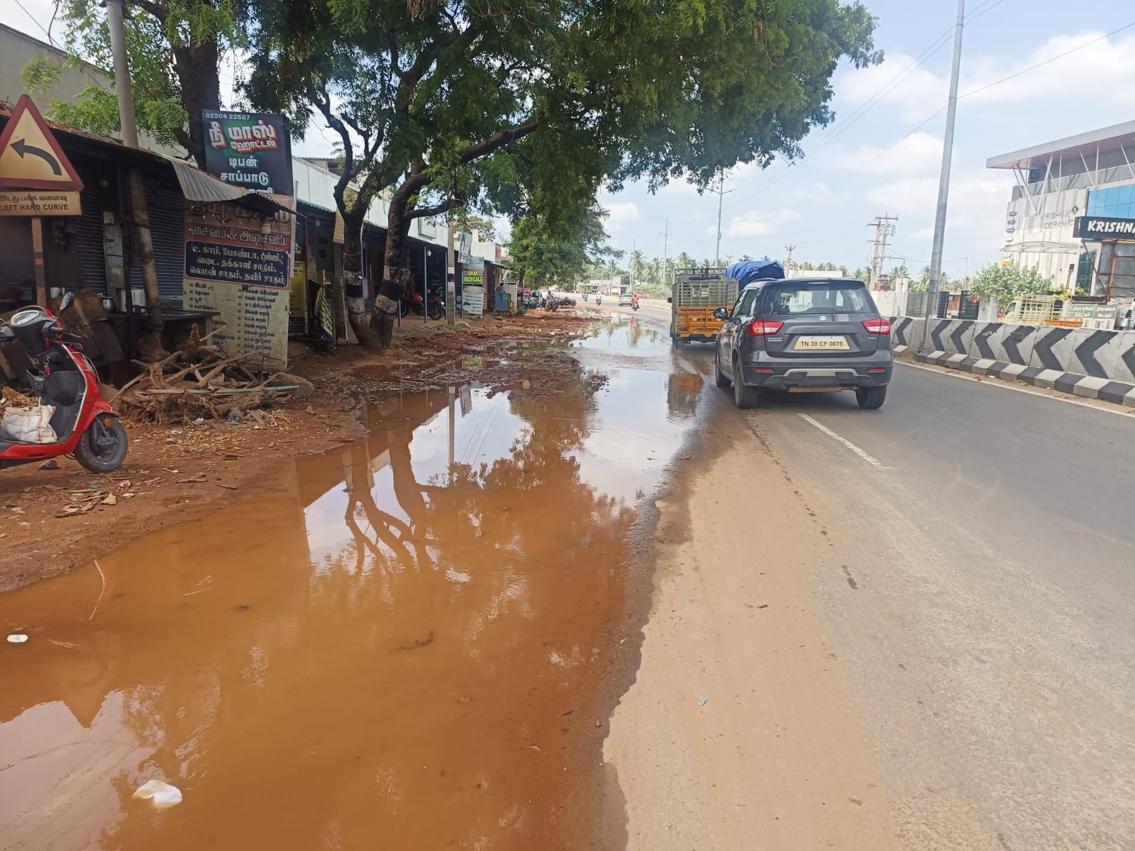 பல்லடத்தில் படகு சவாரி ! நெடுஞ்சாலை துறைக்கு பொதுமக்கள் கோரிக்கை…