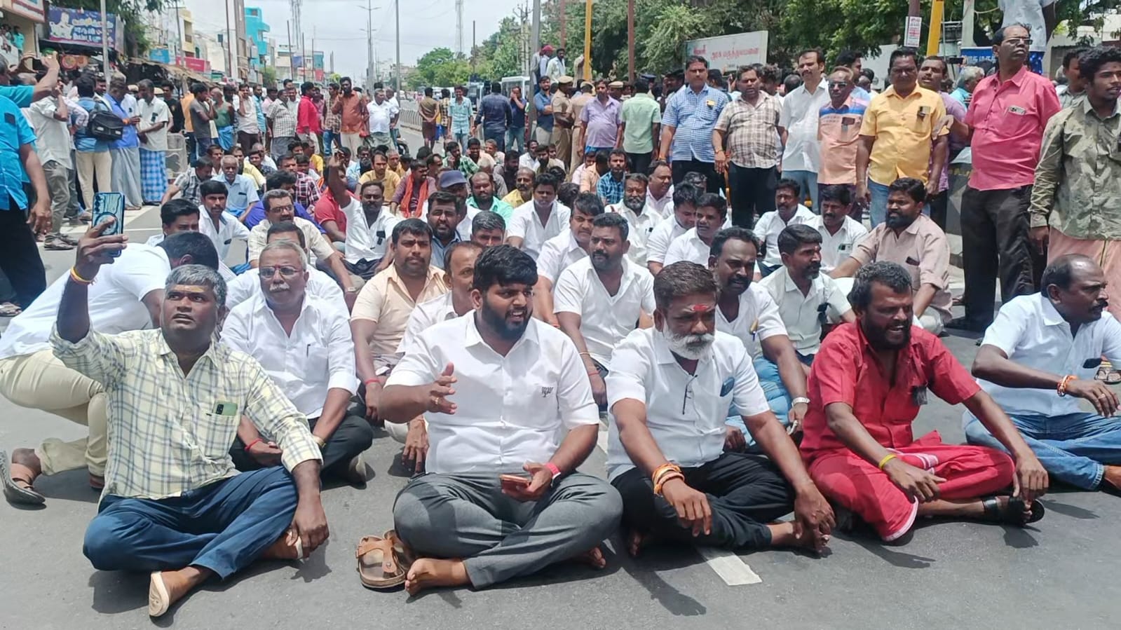 கொலை செய்யப்பட்ட குடும்பத்திற்கு தலா 1 கோடி வழங்க முதல்வருக்கு சமூக ஆர்வலர்கள் கூட்டமைப்பு சார்பில் கோரிக்கை