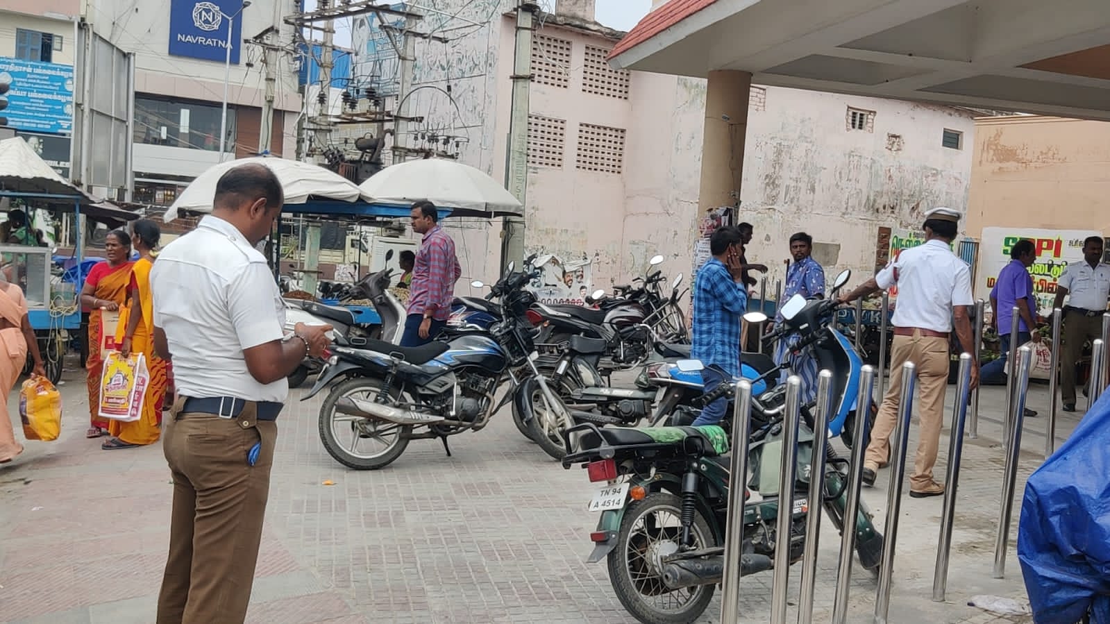 பழனி பேருந்து நிலையத்தில், பயணிகளுக்கு இடையூறு செய்த இருசக்கர வாகன ஓட்டிகள் !