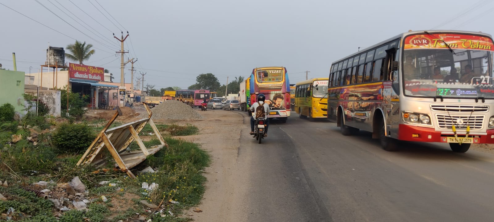 சாலைப் பணிகளால் போக்குவரத்து நெரிசல் ! தற்காலிக சாலை அமைக்க கோரிக்கை !