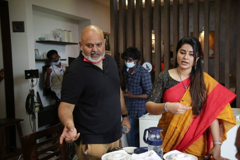 குழந்தைகளின் உணர்வுகளை புரிந்து கொள்ளாமல், பணத்திற்காக அலையும் ஐடி தம்பதியர்.  “சாட் பூட் த்ரி” திரைவிமர்சனம்