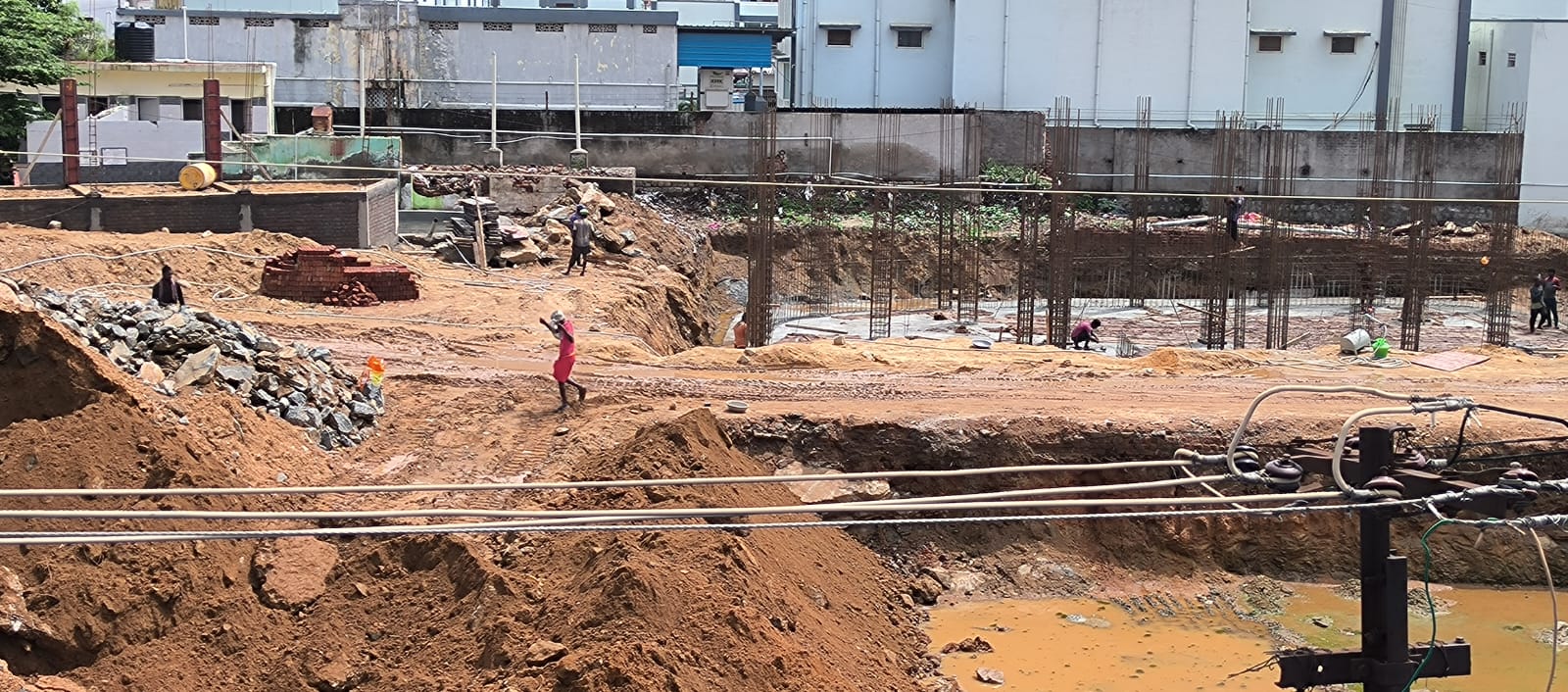 பழனி நகராட்சியில் பாறைகள் வெடிவைத்து தகர்ப்பு, அச்சத்தில் பொதுமக்கள் !