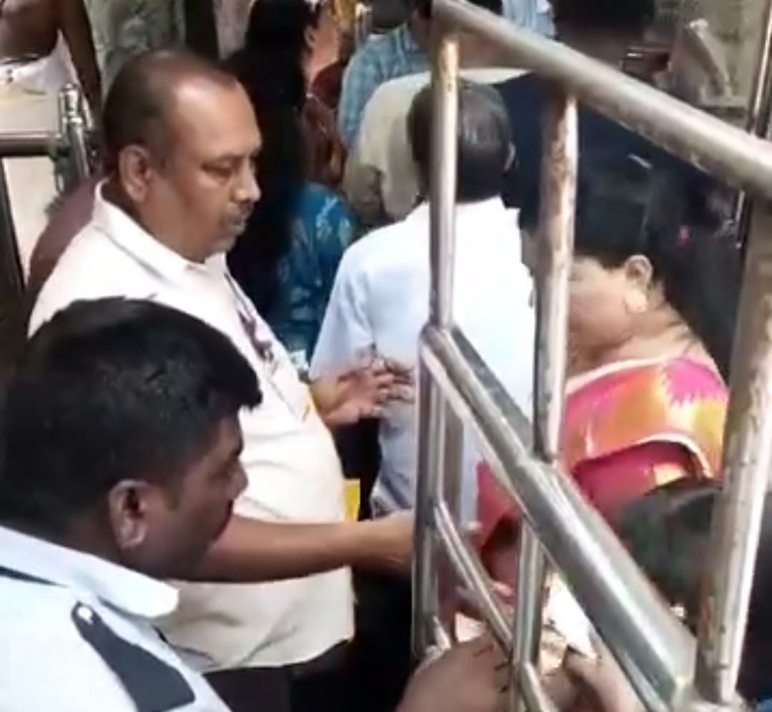 திருச்செந்தூரில் சாமி தரிசனத்திற்கு 1000 ரூபாய் கட்டாயம் ! என்ன சொல்லப் போகிறார் அமைச்சர் சேகர்பாபு ?.!