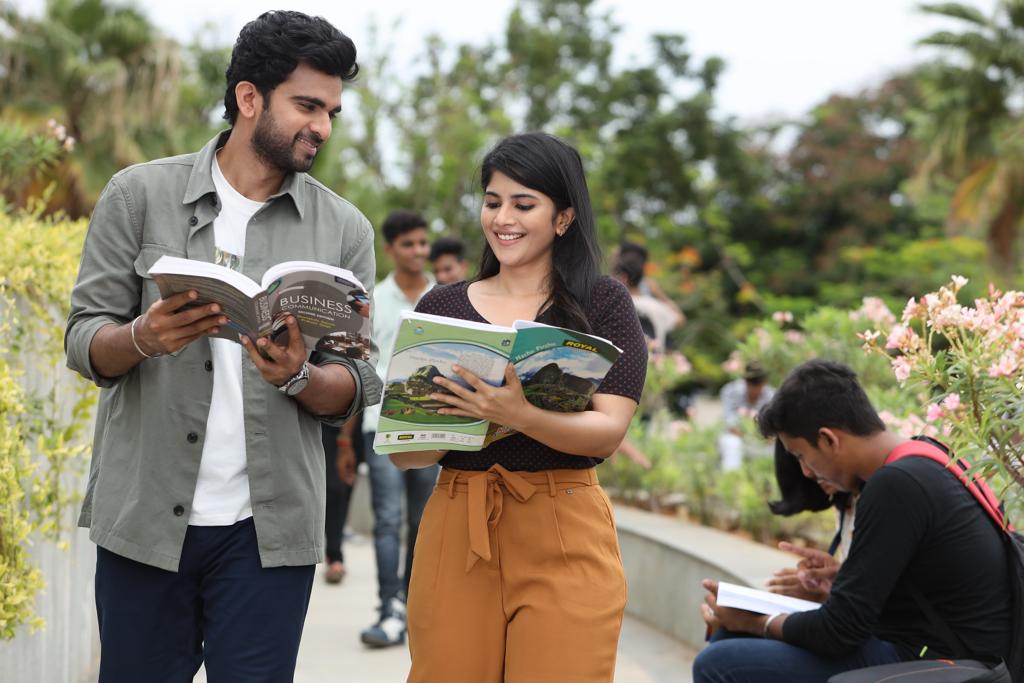 பள்ளி, கல்லூரிகளில் மூன்று பெண்களுடன் காதல்… யாரை கரம் பிடித்தார் என்பதுதான்..?.! சபாநாயகன் திரைவிமர்சனம்