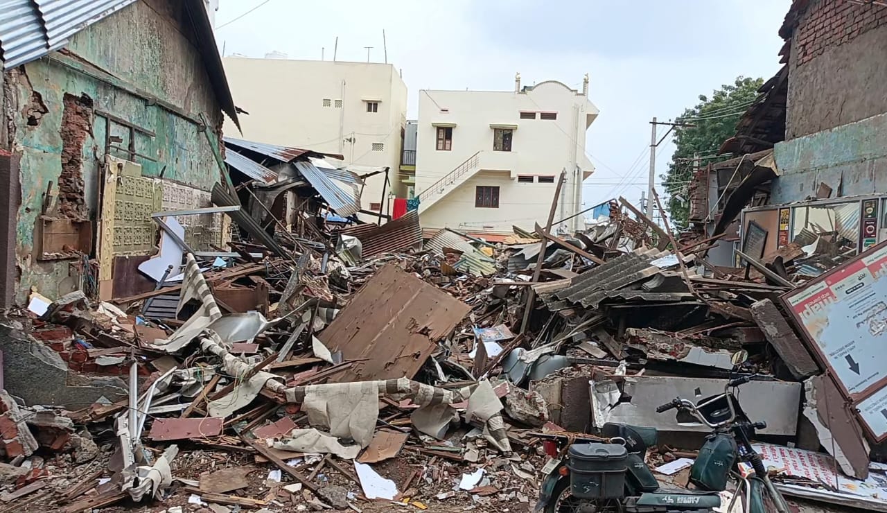 நீதிமன்ற உத்தரவை மீறி இரவோடு இரவாக ஹோட்டலை இடித்து தரைமட்டமாக்கிய டிரஸ்ட் நிர்வாகி மீது வழக்குப் பதிவு