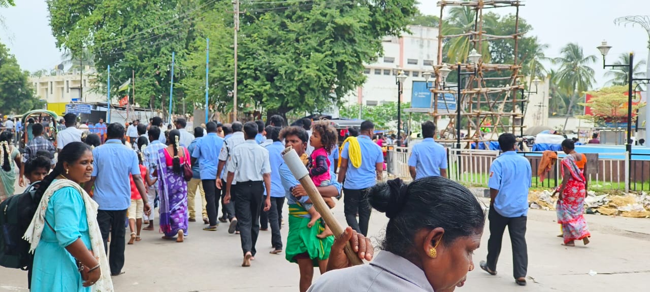 வெளிமாநிலத்தினர்  அனுமதி ! உள்ளூர் வியாபாரிகளை விரட்டி அடிக்கும் பழனி கோவில் நிர்வாகம் !.?