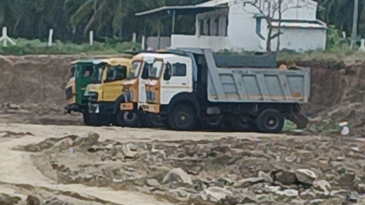 திருப்பூர் அருகே ரகசியமாக மண் கடத்தும் கும்பல்… : அதிர்ச்சி தகவல்…