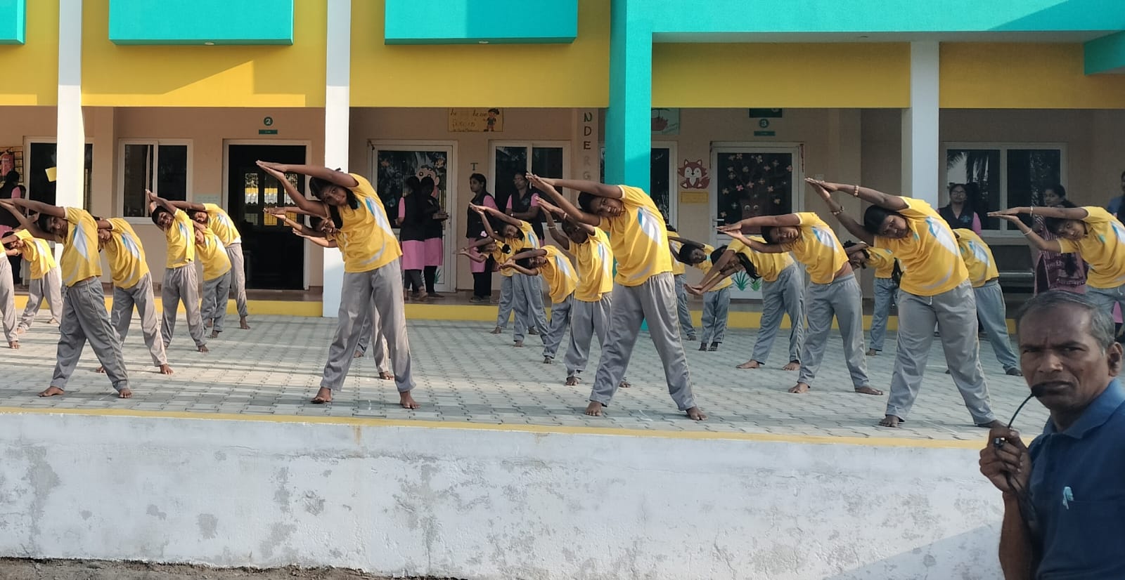 10 நிமிடங்களில் 25 வகையான யோகாசனம் ! சாதனை புரிந்த மாணவர்களுக்கு குவியும் பாராட்டுக்கள்