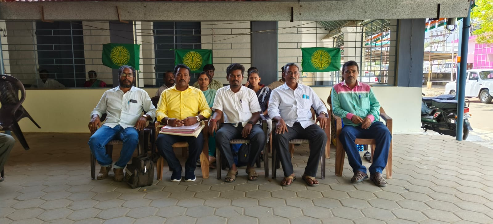 பல்வேறு கோரிக்கைகளை வலியுறுத்தி வருவாய்த்துறை ஊழியர்கள் காலவரையற்ற வேலைநிறுத்தம் !