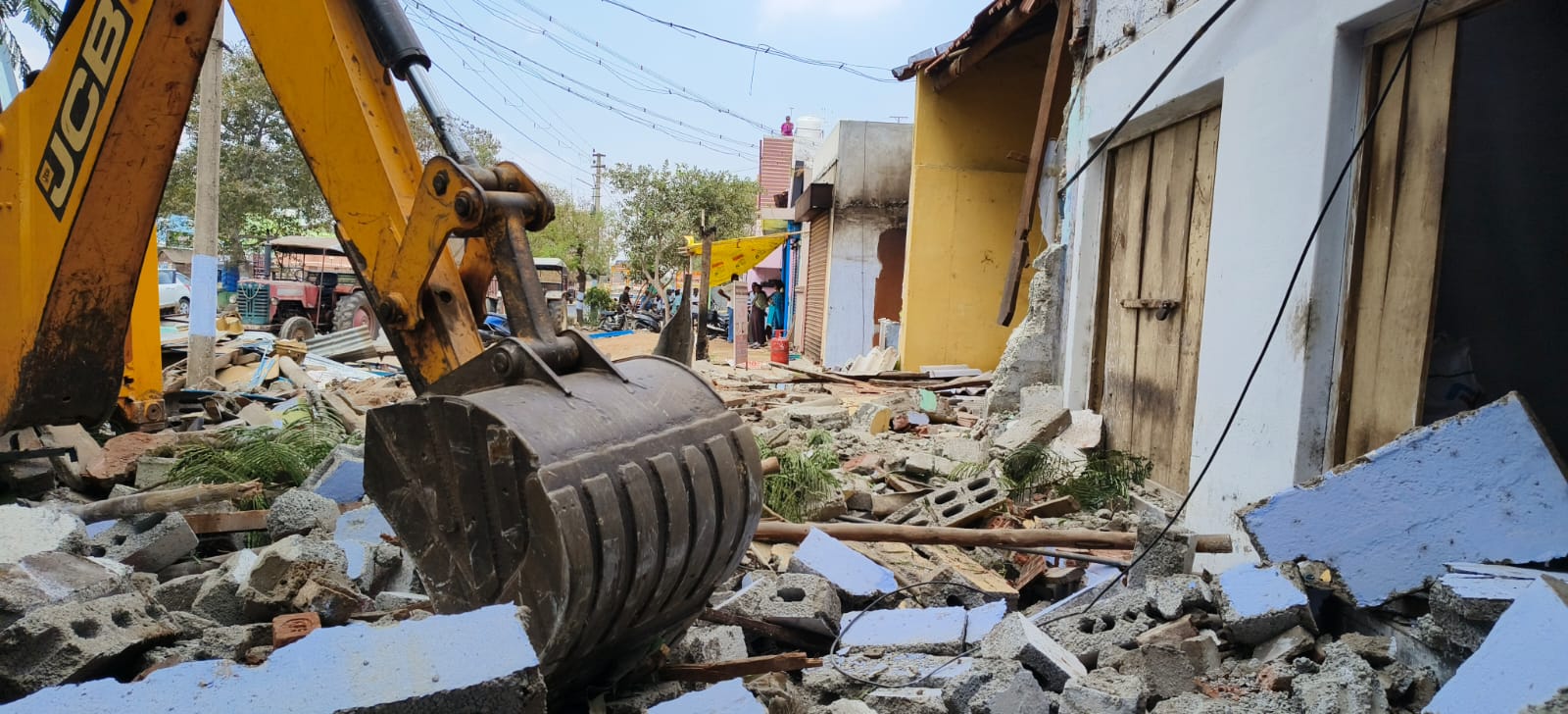 ஆக்கிரமிப்புகளை அகற்றிய அதிகாரிகள் ! எதிர்ப்பு தெரிவித்த பொதுமக்கள் !