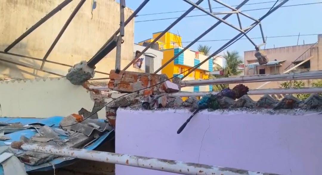சென்னையில் மர்மப்பொருள் வெடித்ததில், பள்ளி மாணவன் உடல் சிதறி பலி ! வீடுகள் சேதம்