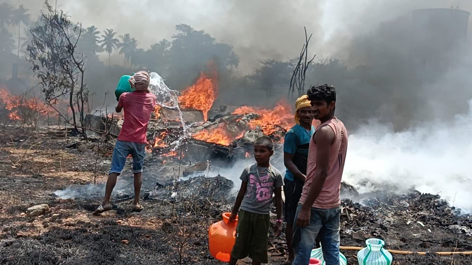 பல்லடத்தில் தனியார் குடோனில் பற்றி எரியும் தீ… உயிரை பணயம் வைத்த வடமாநில தொழிலாளர்கள் !