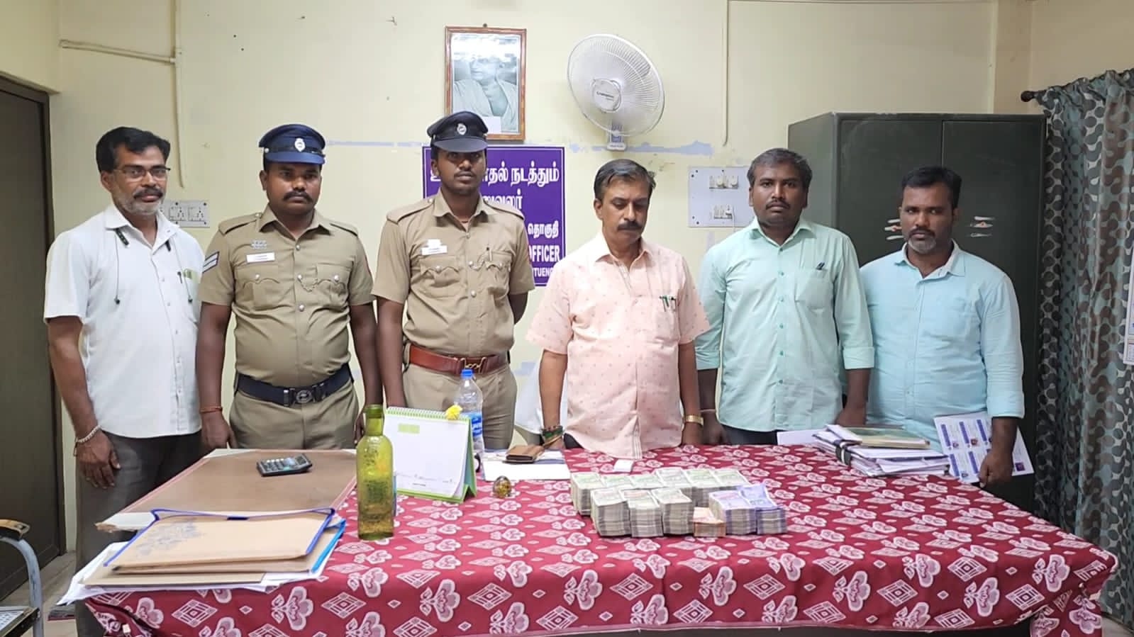 பல்லடம் அருகே கோழிப்பண்ணை உரிமையாளரிடம், 23 லட்சம் பணத்தை பறிமுதல் செய்த அதிகாரிகள்