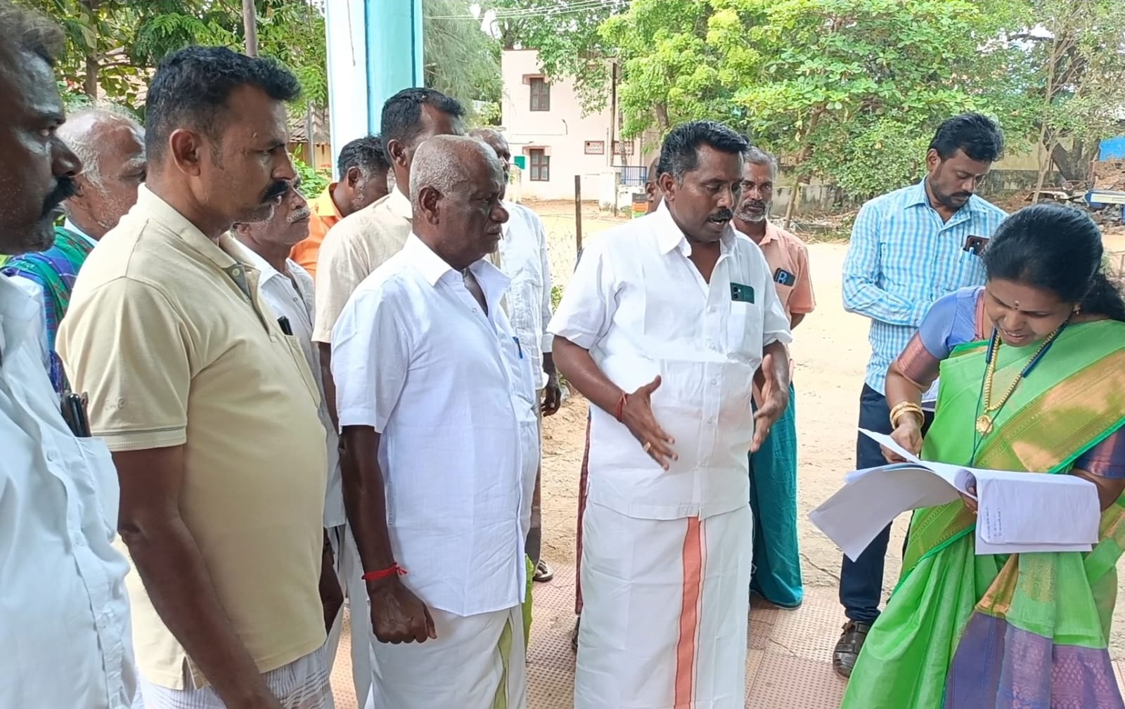 திமுக ஒன்றியச் செயலாளர் மீது கிராம மக்கள் புகார்