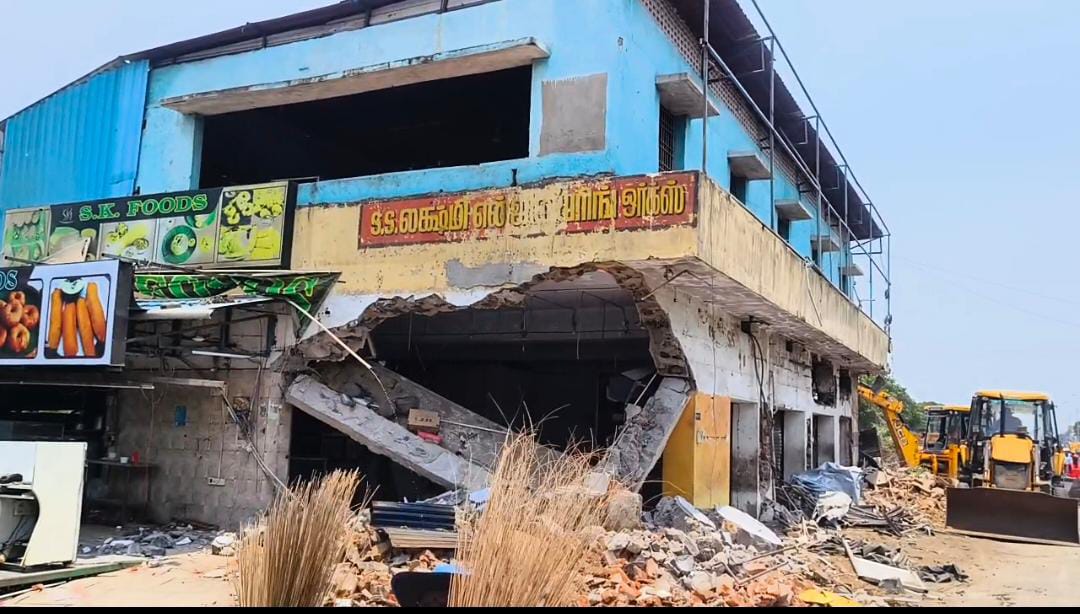 நெடுஞ்சாலையில் 2 கோடியே 20 லட்சம் மதிப்புள்ள ஆக்கிரமிப்பு கட்டிடம் அகற்றம் !