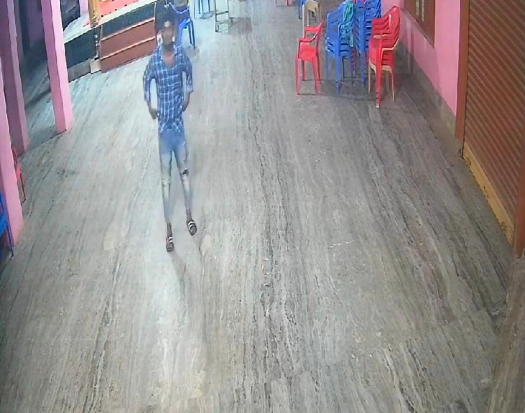 கைக்கடிகாரம் திருட்டு, வீடியோவில் சிக்கிய இளைஞருக்கு போலீஸ் வலைவீச்சு