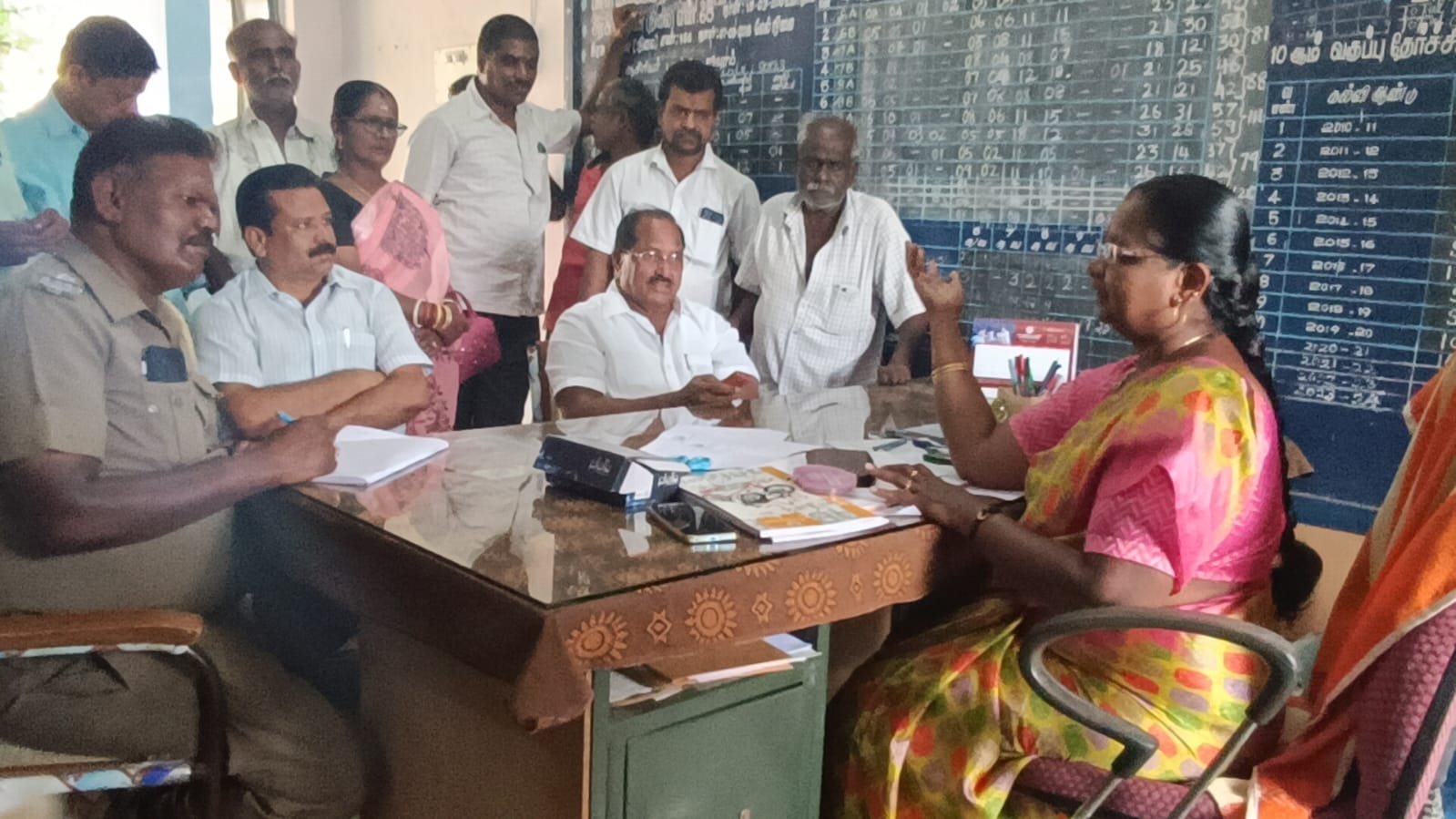 அரசு பள்ளியில், நீயா ? நானா ? தரையில் அமர்ந்து தர்ணா ! பதவியை துறந்த நிர்வாகிகள் !