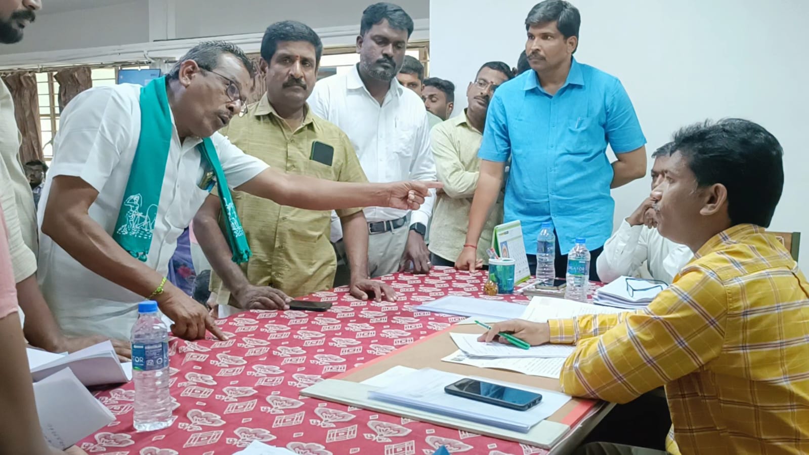 “உயிருடன் இருப்பவருக்கு இறப்புச் சான்றிதழ்” !பல்லடம் மாசு கட்டுப்பாட்டு வாரியம் குறித்து விவசாயிகள் ஆவேசம் !