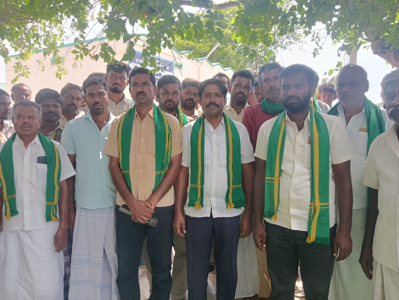 தனியார் நிறுவனத்திற்கு எதிராக பொதுமக்கள் இரண்டாவது நாளாக போராட்டம் ! நிறுவனத்திற்கு ஆதரவாக அதிகாரிகள் ! தாராபுரம் அருகே பதற்றம் ! பரபரப்பு !