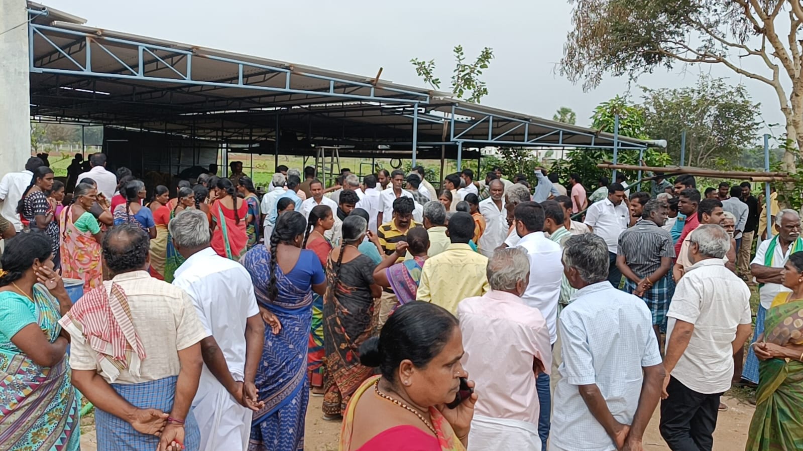 பல்லடம் அருகே தரையில் சிதறிய இரண்டு சொட்டு ரத்தத்தால் பதறிய போலீஸார் !