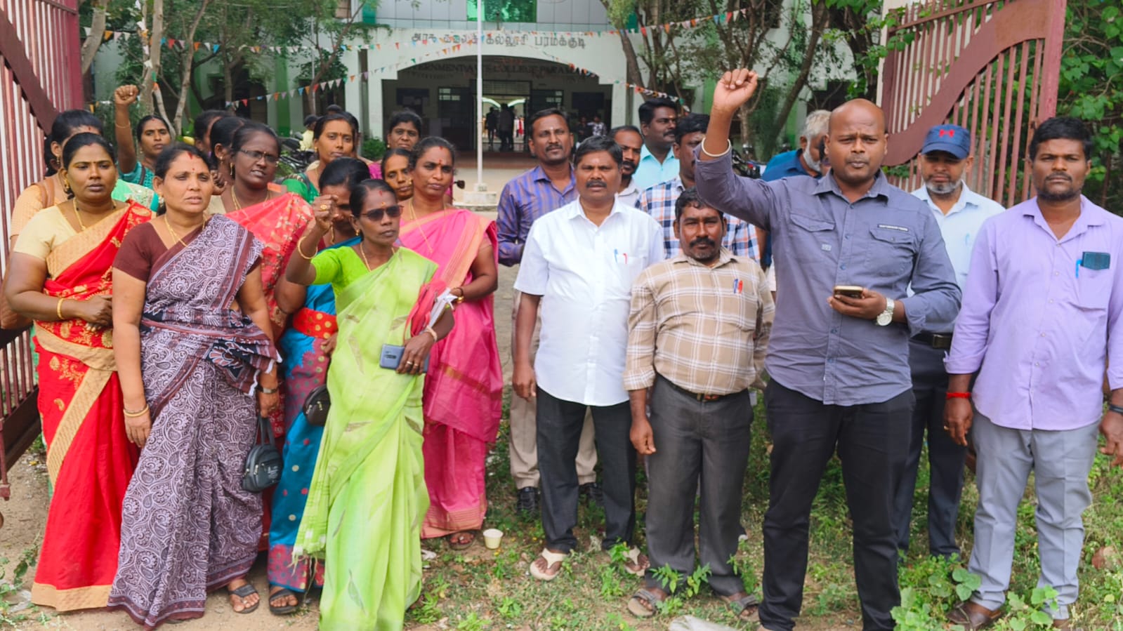 கல்லூரி விரிவுரையாளர்கள் வாயில் முழக்கு போராட்டம் ! பரமக்குடி அரசு கல்லூரியில் பரபரப்பு !
