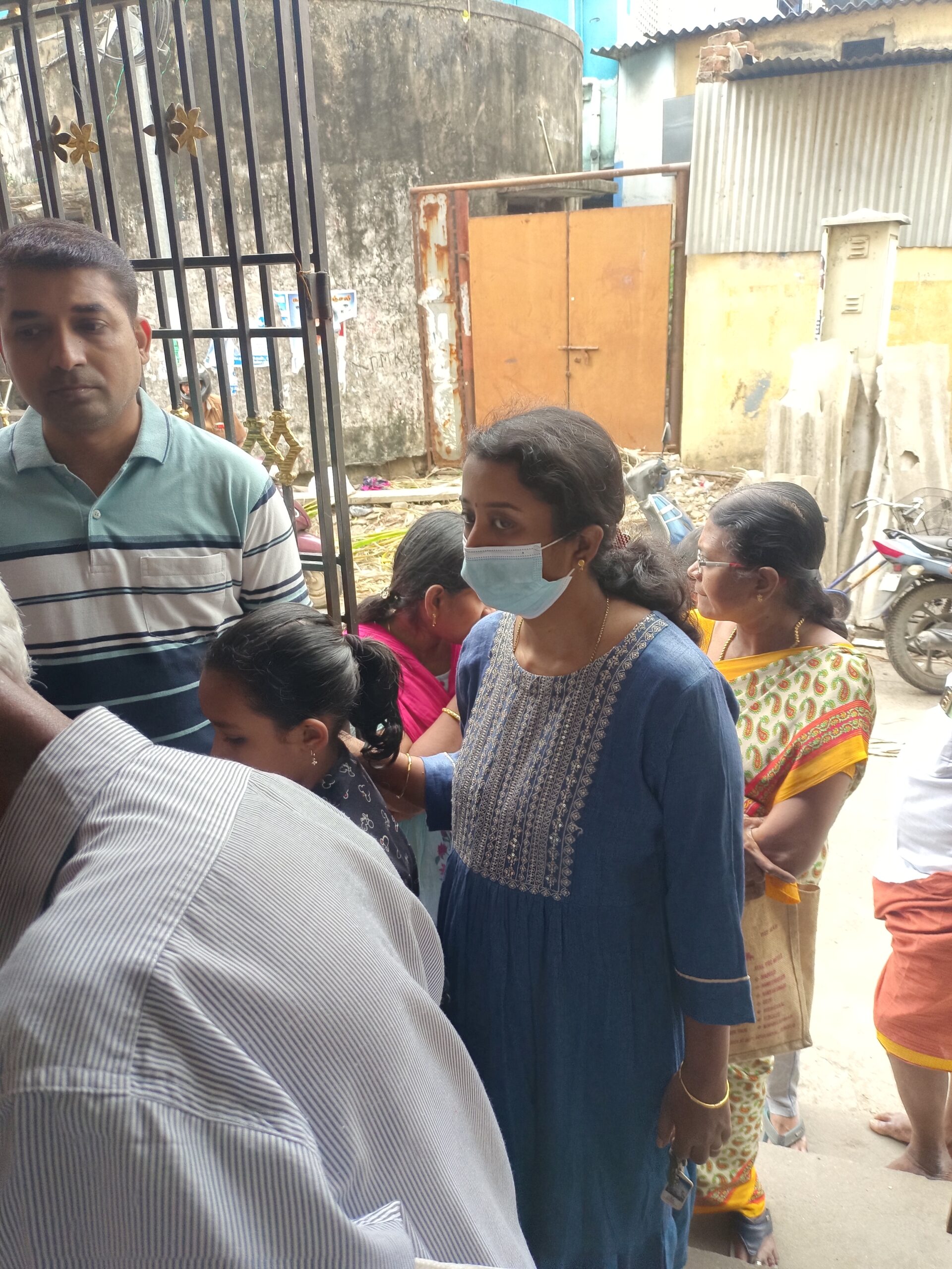 பொங்கல் தொகுப்பு வழங்குவதில் குளறுபடி ! பொதுமக்கள் கொந்தளிப்பு !