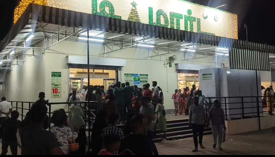 மாதவரத்தில் டி_மார்ட் ஷோரூம்..  கூட்ட நெரிசலால் போக்குவரத்து பாதிப்பு ! வாகன ஓட்டிகள் அவதி !