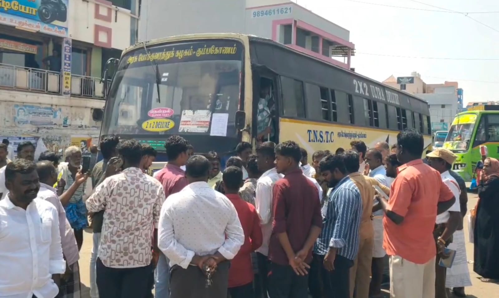 அரசு பேருந்து ஜப்தி ! பயணிகள் வாக்குவாதம் ! பரமக்குடியில் பரபரப்பு !