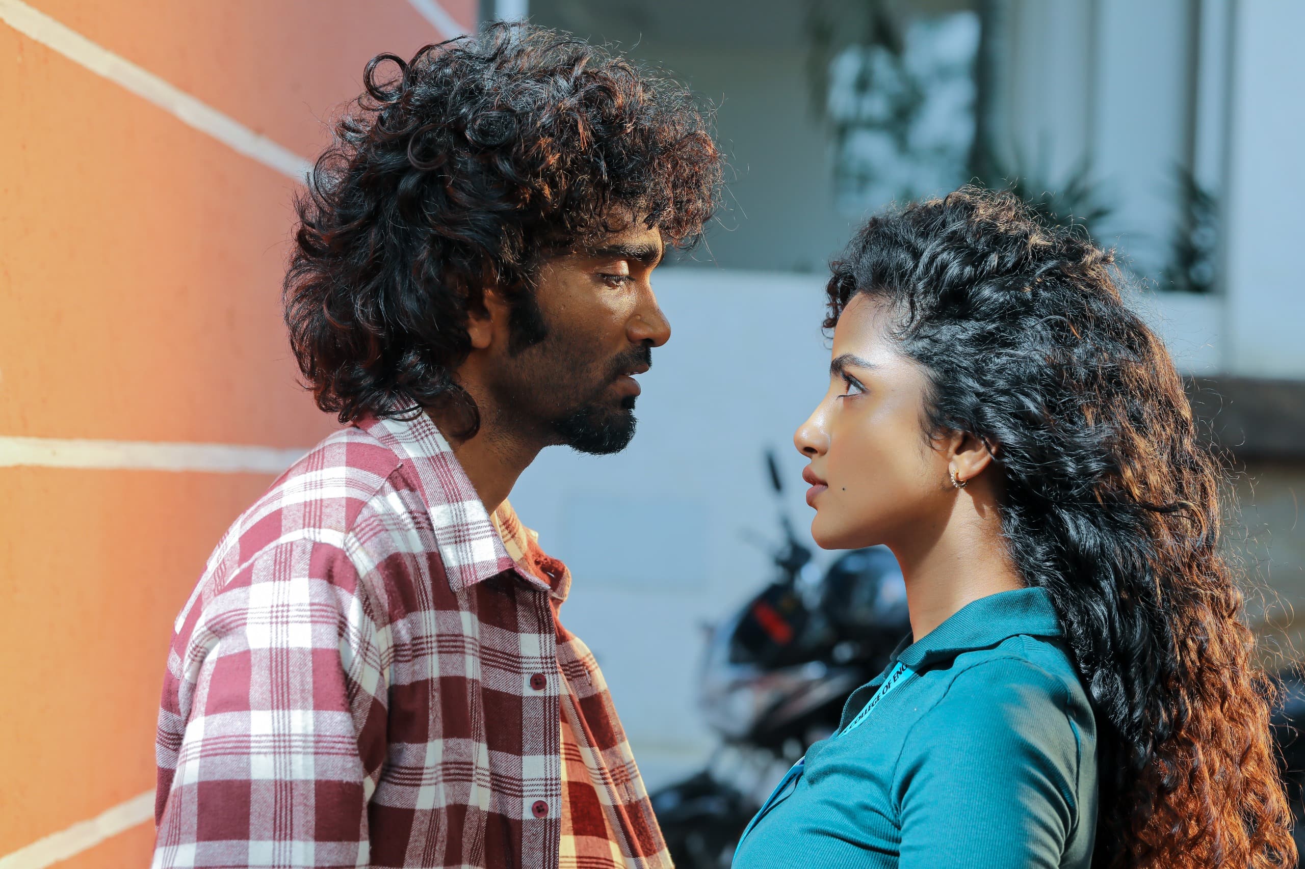 வசதியான வாழ்க்கைக்கு காதலை துறந்த காதலி ! குறுக்கு வழியில் சொகுசு வாழ்க்கையை தேடிய காதலன் !  “டிராகன்” படத்தின் விமர்சனம்