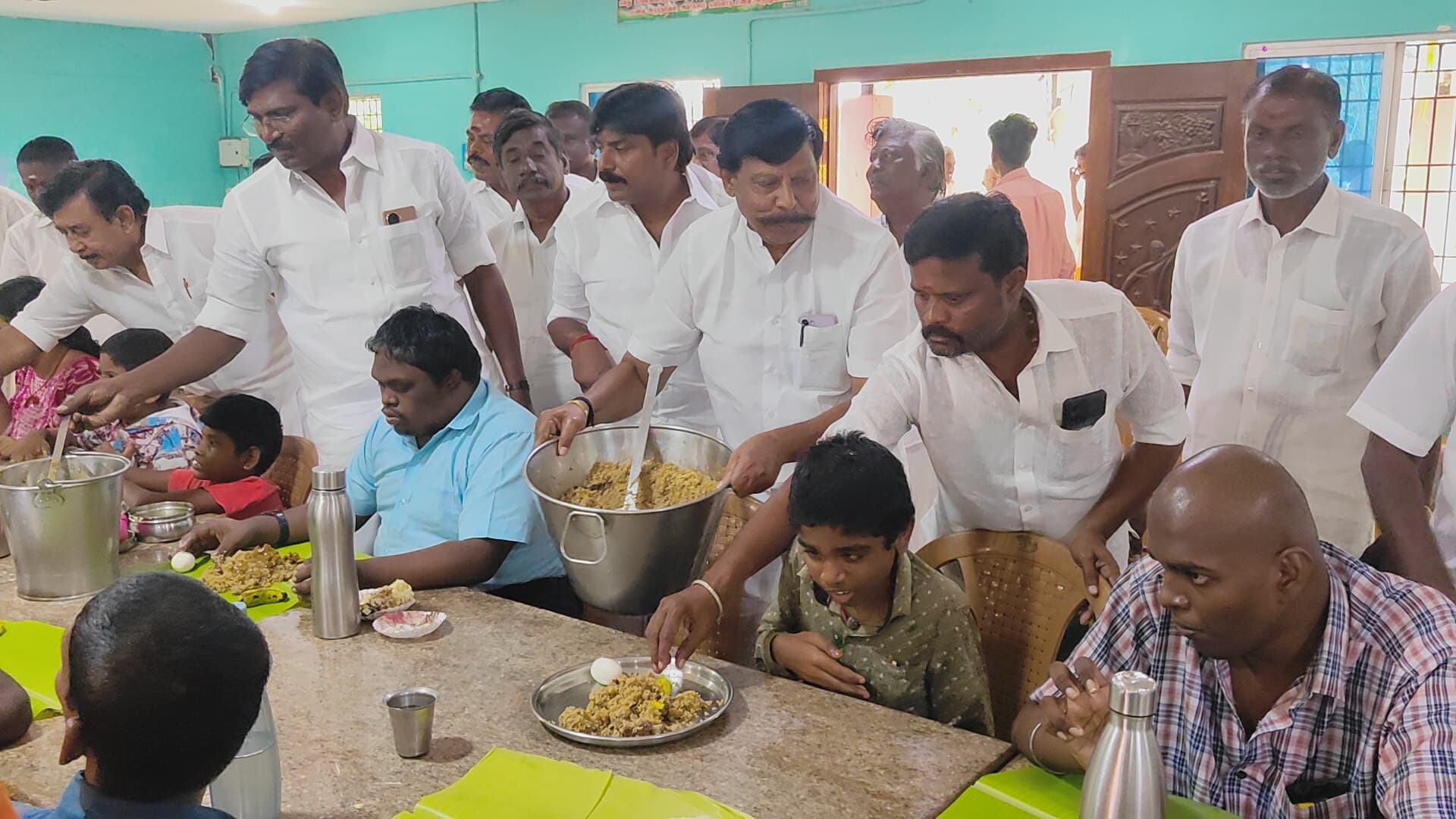 மனவளர்ச்சி குன்றிய குழந்தைகளுக்கு உணவு வழங்கிய அதிமுகவினர் !