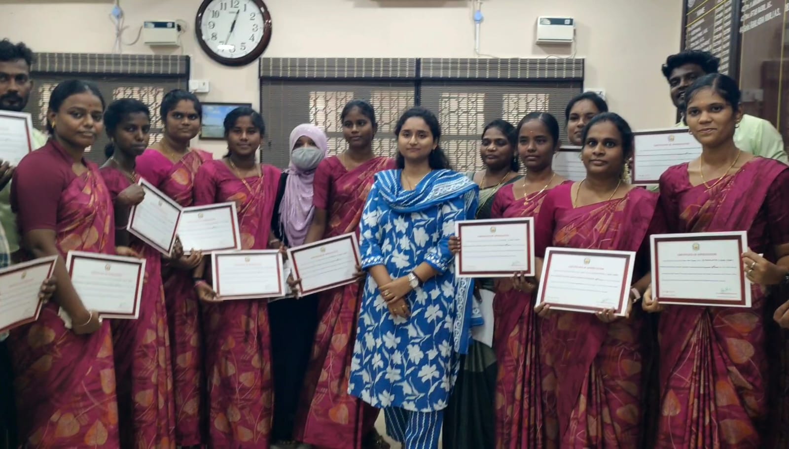 கள்ளச்சாரயம் குறித்த விழிப்புணர்வு குறும்பட போட்டி ! மாணவிகளுக்கு சான்றிதழ் வழங்கிய சார் ஆட்சியர் !