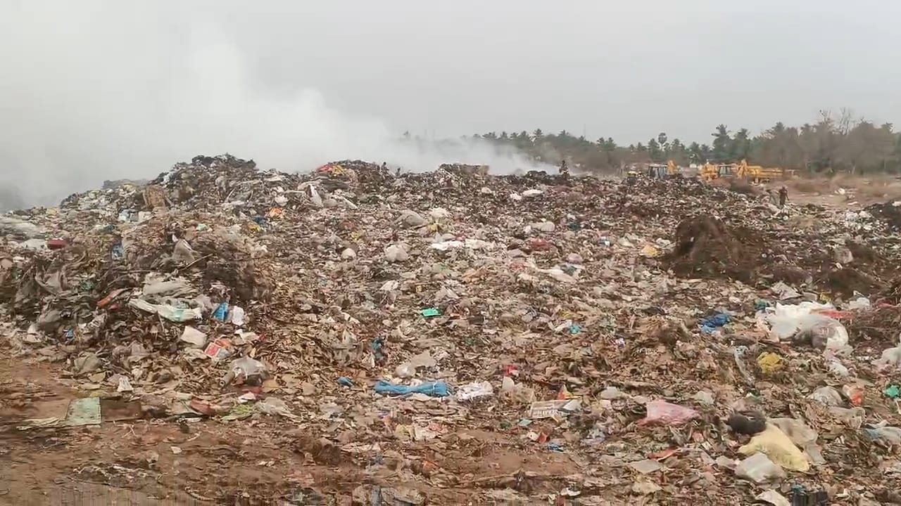 திருப்பூரில் மாவட்ட ஆட்சியர், ஆணையர், மேயர் உள்பட ஏழுபேர் மீது போலீசில் புகார் ! காலாவதியான பாறை குழியில் குப்பை கொட்டிய விவகாரம்