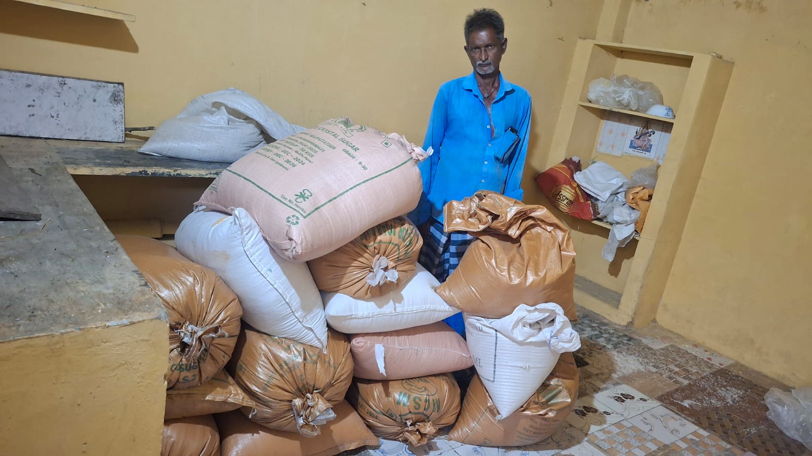 ரேஷன் அரிசி கடத்தியவரை கைதுசெய்த போலீசார் ! 2150 கிலோ ரேஷன் அரிசி பறிமுதல் !