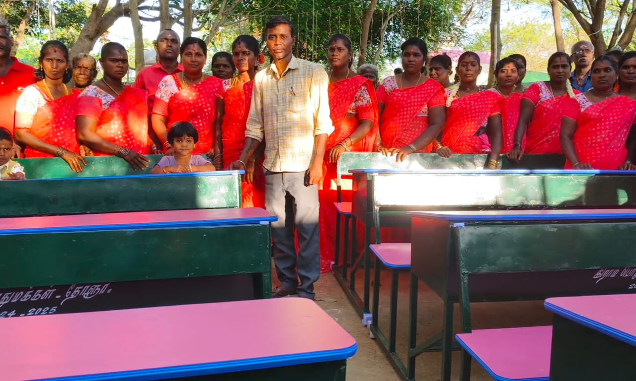 அரசு பள்ளிக்கு கல்வி சீர் வழங்கிய கிராம மக்கள்