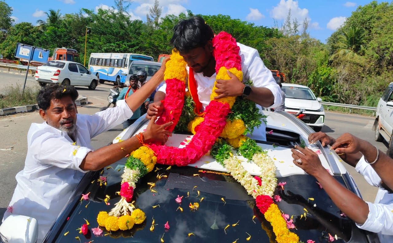 பரமக்குடி அருகே.. த.வெ.க மாவட்ட செயலாளருக்கு உற்சாக வரவேற்பு !
