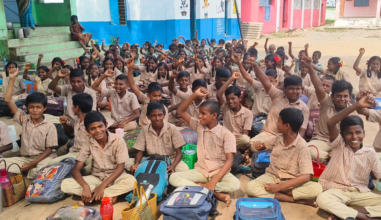 தலைமை ஆசிரியை பணியிடை நீக்கம் ! மாணவ, மாணவிகள் ஆர்ப்பாட்டம் !