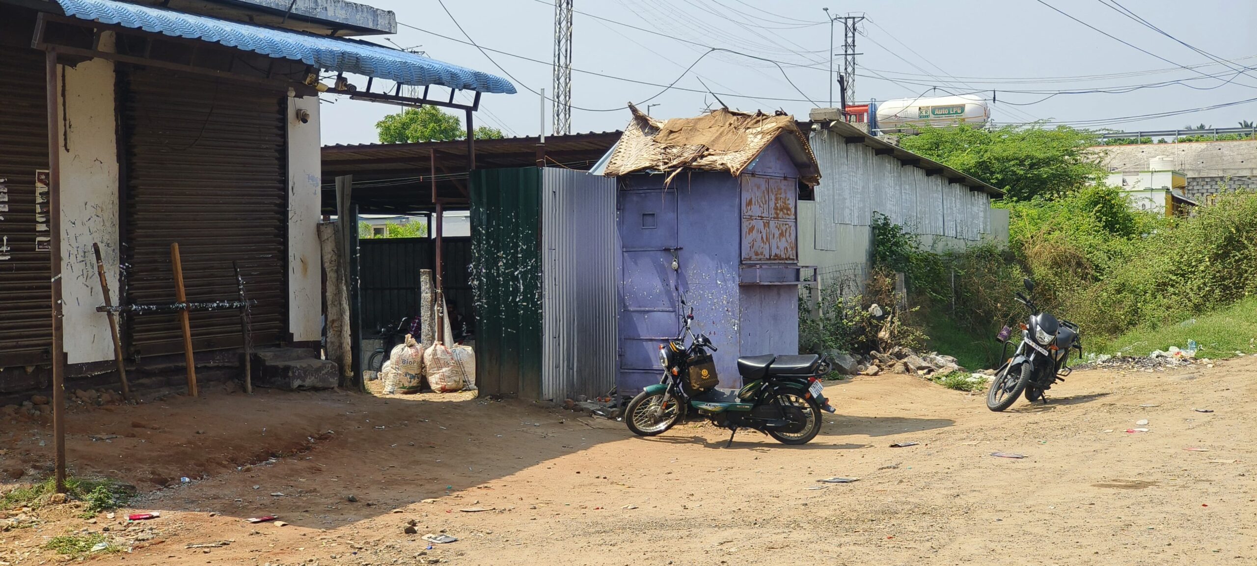 மடத்துக்குளம் பகுதியில் 24 மணி நேரமும் மது விற்பனை ! கண்டுகொள்ளாத காவல்துறையினர் !