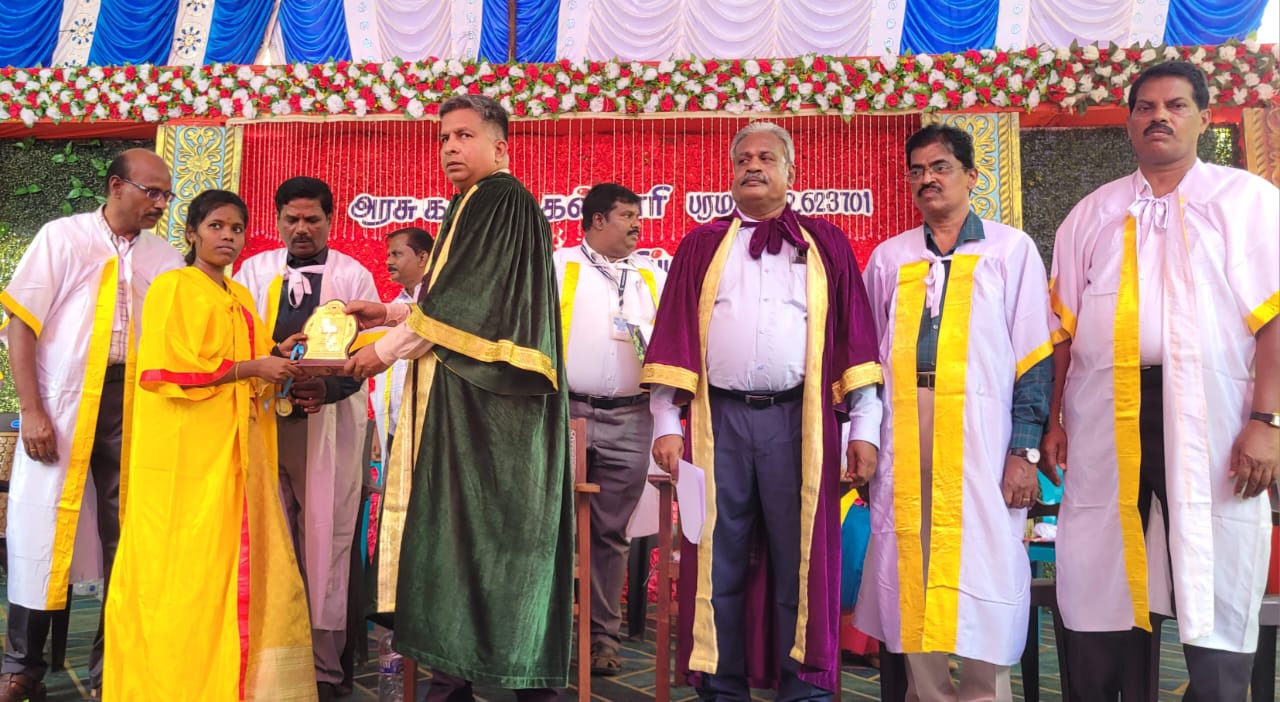 பரமக்குடி அரசு கலைக் கல்லூரியின் 24 ஆம் ஆண்டு பட்டமளிப்பு விழா !