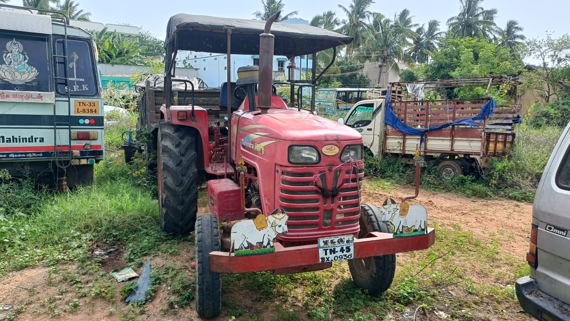 திண்டுக்கல் அருகே கனிம வளங்கள் கடத்திய டிராக்டர்கள் பறிமுதல்