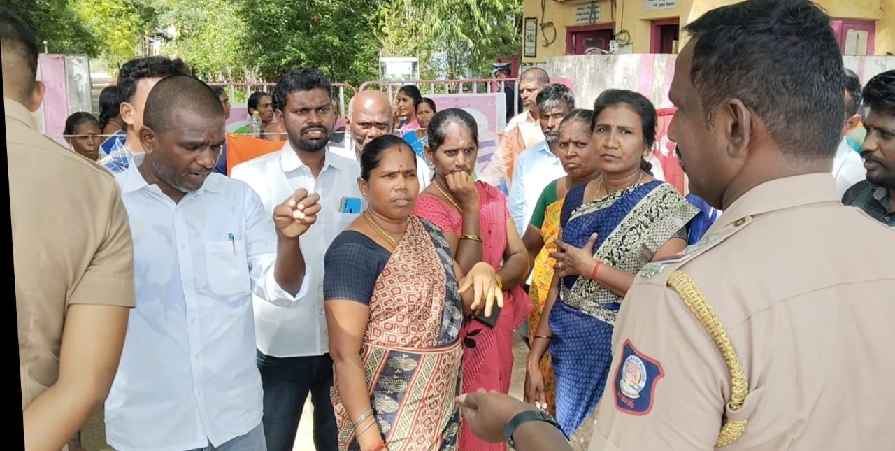 மூடப்பட்ட நூற்பாலையை திறக்க வலியுறுத்தி ஊழியர்கள் ஆர்ப்பாட்டம் !