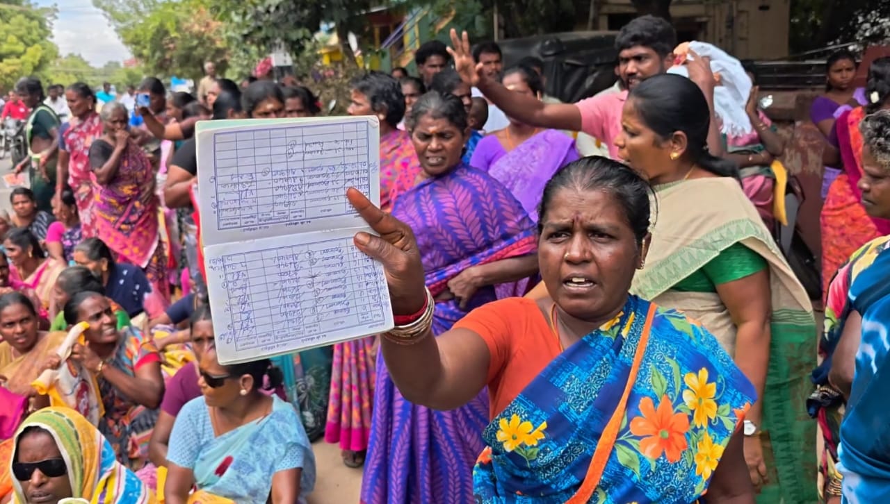 நூற்றுக்கும் மேற்பட்ட பெண்கள் சாலை மறியல் ! பரமக்குடியில் பரபரப்பு… !