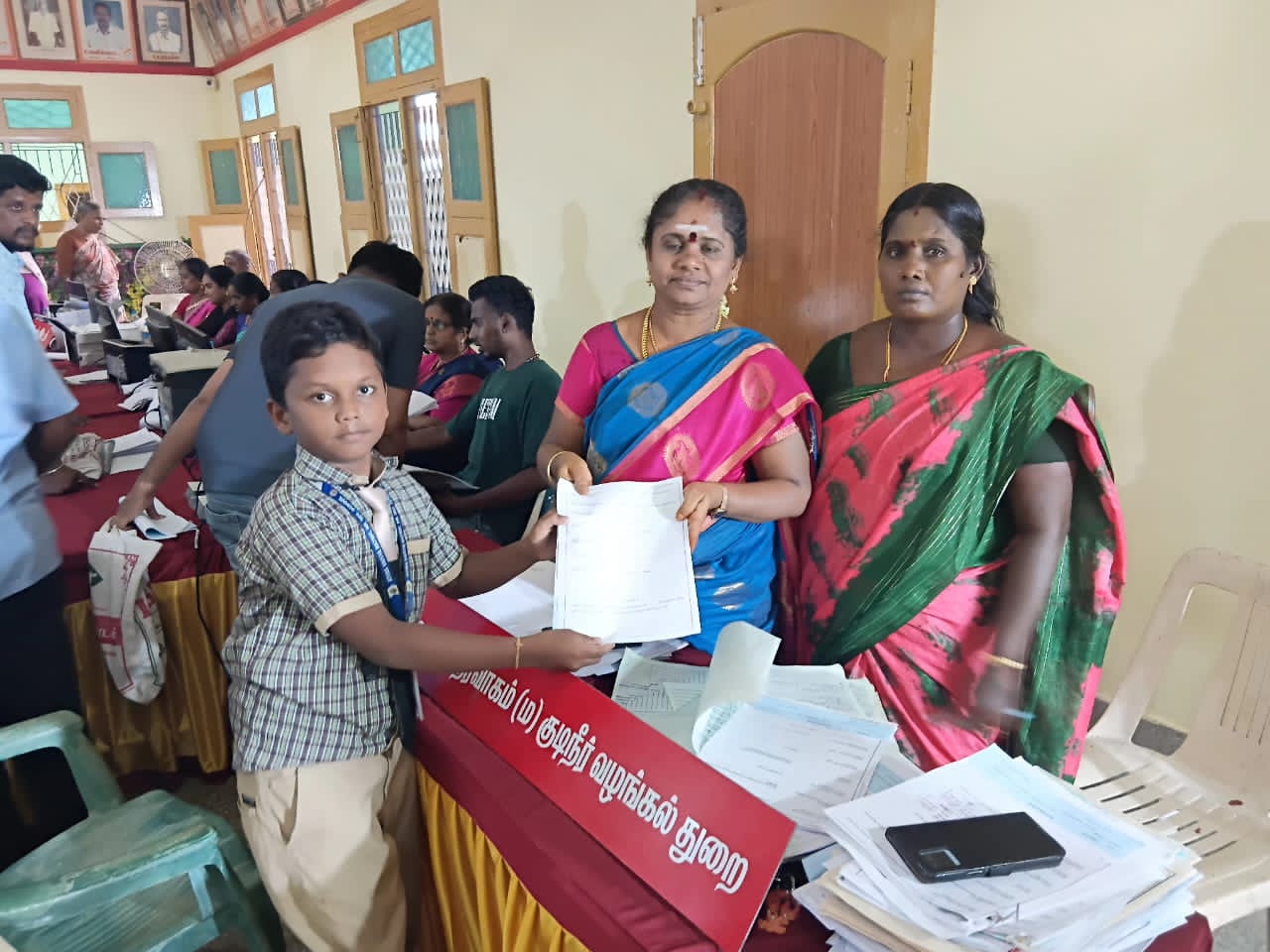 பள்ளி சீருடையில் உங்களுடன் ஸ்டாலின் முகாமில் மனு கொடுத்த மாணவன்