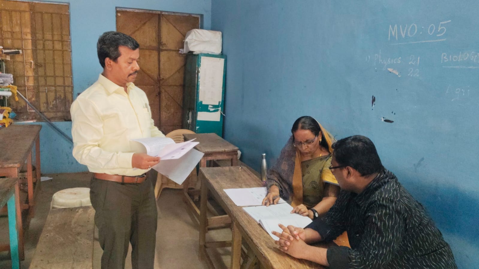 உதவியாளர் உதவியிடன் TNPSC தேர்வு எழுதிய பார்வையற்ற மாற்றுத் திறனாளி