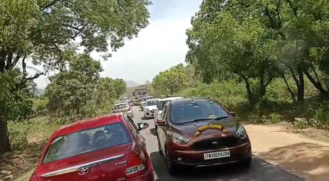 உடுமலை அடுத்துள்ள சின்னாறு – மூணார் குறுகிய சாலையால் சுற்றுலா பயணிகள் அவதி !