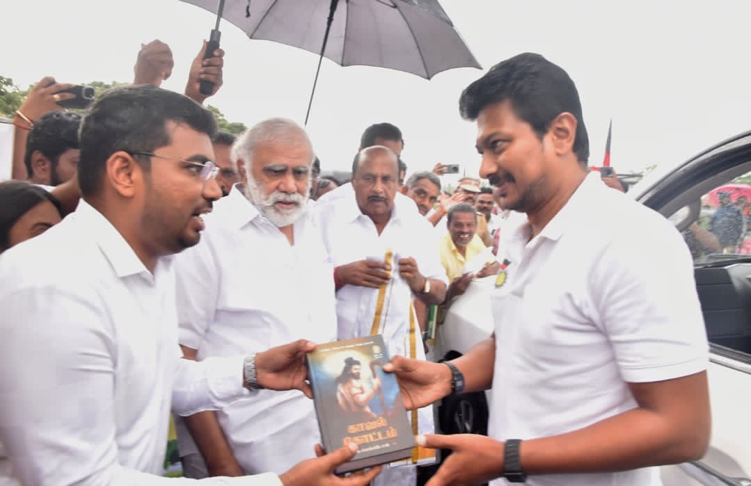 முதல்வரா… துணை முதல்வரா.. !.? குழப்பத்தில் திண்டுக்கல் மாவட்ட ஆட்சியர் !