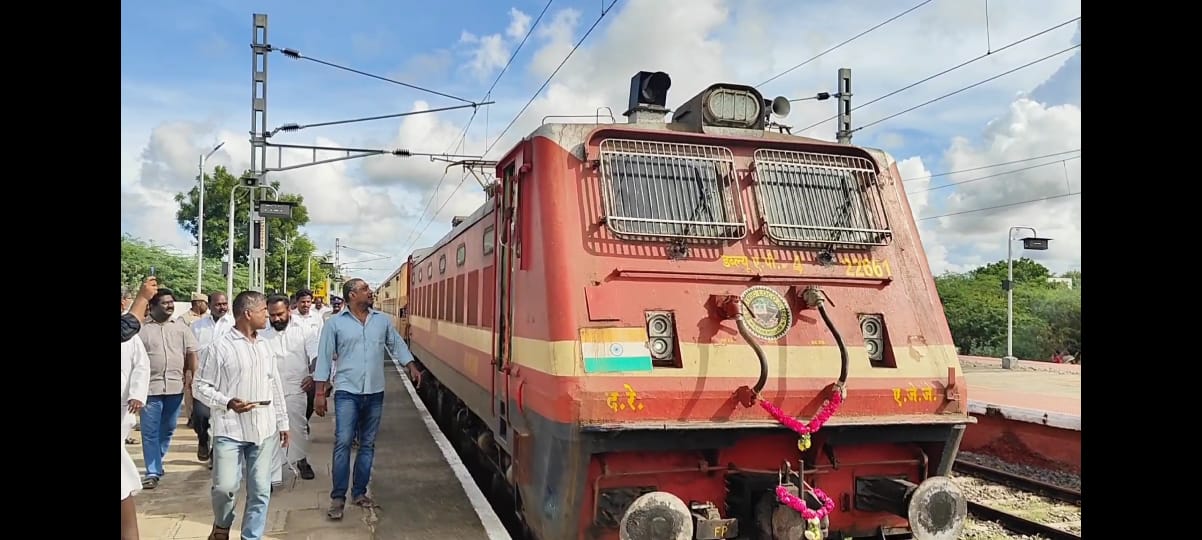 எழுத்துப் பிழையிடன் இயக்கப்பட்ட ரயில் ! தமிழ் ஆர்வலர்கள் அதிர்ச்சி !
