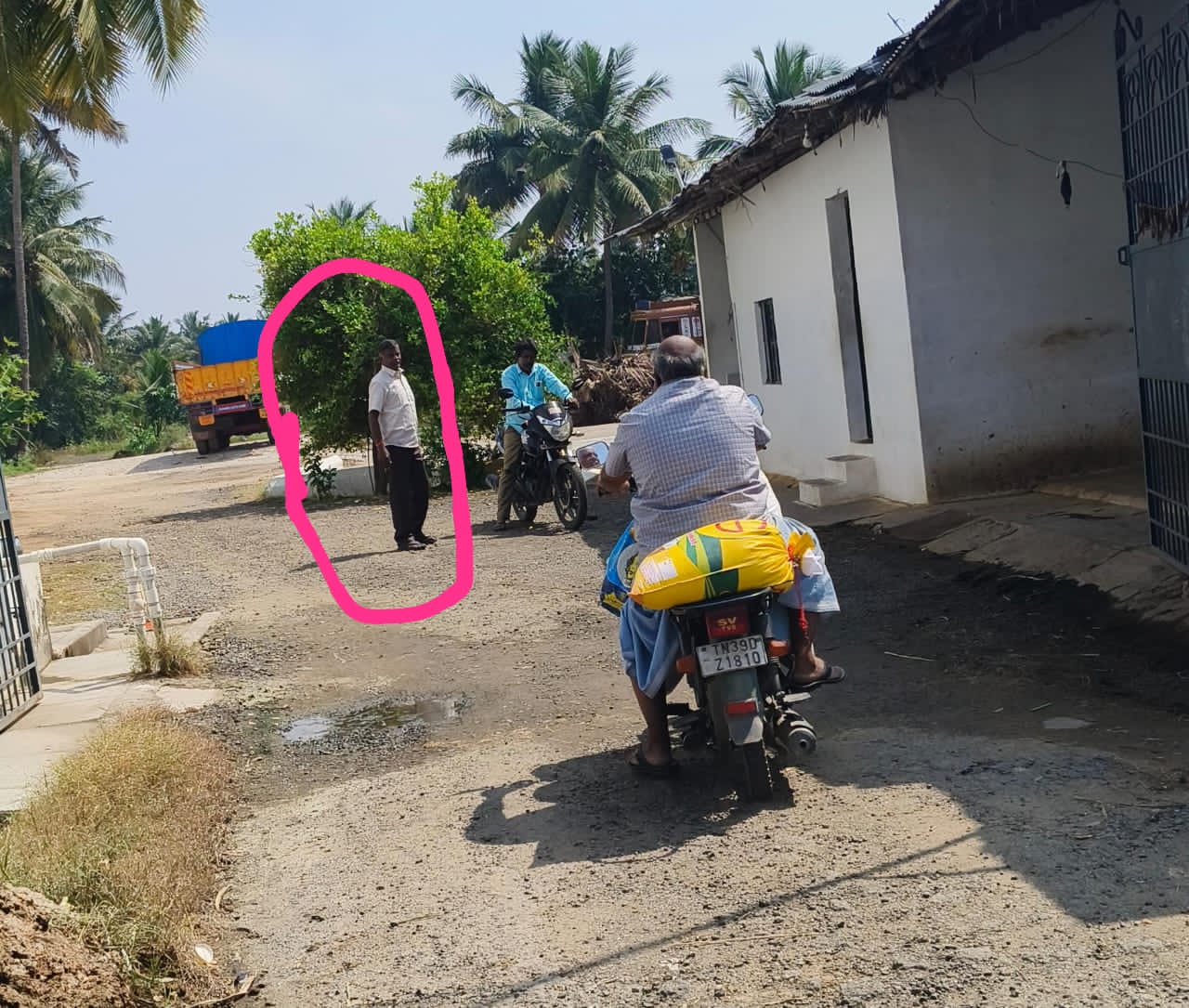 அவினாசி தனியார் அரிசி ஆலையில் ஆயிரக்கணக்கான டன் ரேஷன் அரிசி மூட்டைகள் ! தூங்கும் உணவுப் பொருட்கள் கடத்தல் தடுப்புப் பிரிவு அதிகாரிகள் !